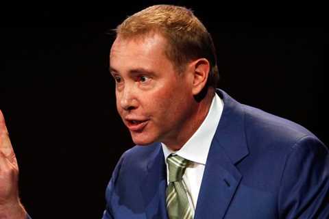 Billionaire 'Bond King' Jeff Gundlach rings the recession alarm, says bitcoin is hugely overvalued, ..